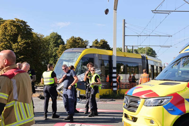 Drie gewonden na ernstige botsing tussen lijnbus en tram in Utrecht